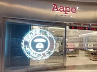 广州天环广场Aape门店圆形透明led显示屏
