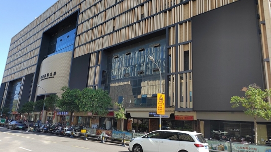 大型户外LED屏让济南某商务楼宇成商业美学新地标