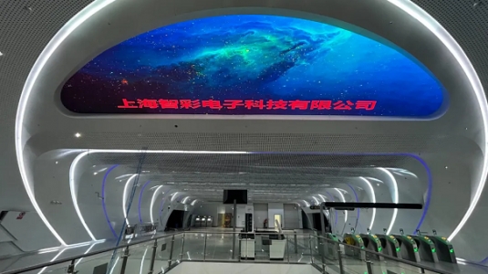 智彩科技打造超炫梦幻成都地铁机车厂站LED天幕屏