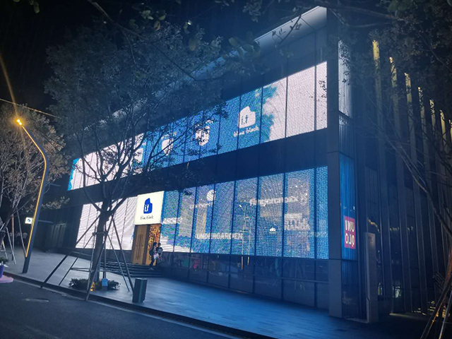 深圳P50格栅透明屏项目由上海智彩科技设计、安装