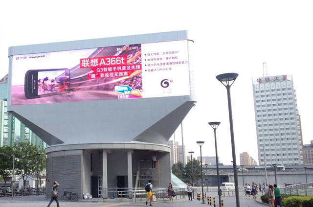 北京火车北站广场P10户外全彩LED显示屏由上海智彩科技定制、安装