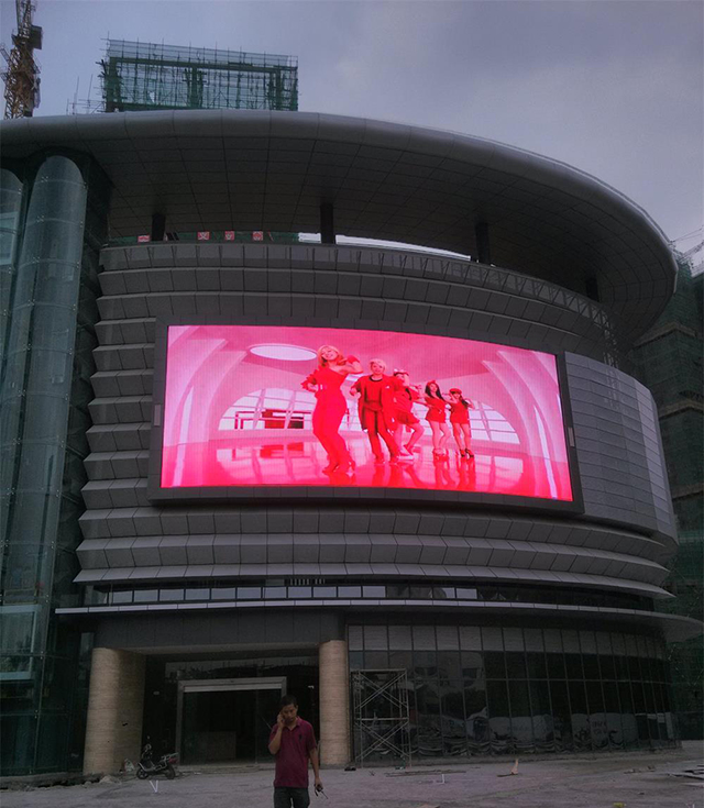 贵州黔西南兴义中街P10户外全彩高清LED显示屏由上海智彩科技定制