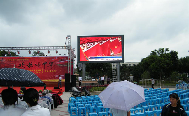 江苏昆山陆溪广场P16户外全彩LED显示屏由上海智彩科技定制、安装