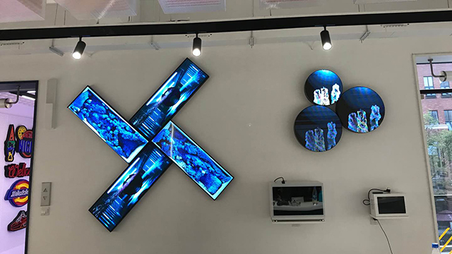 上海某公司展厅P1.667高刷条形LED屏+透明展示柜+P2.5高清LED显示屏由智彩科技定制、安装